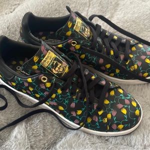 Size 9 Adidas Like  NEW.  Stan Smith